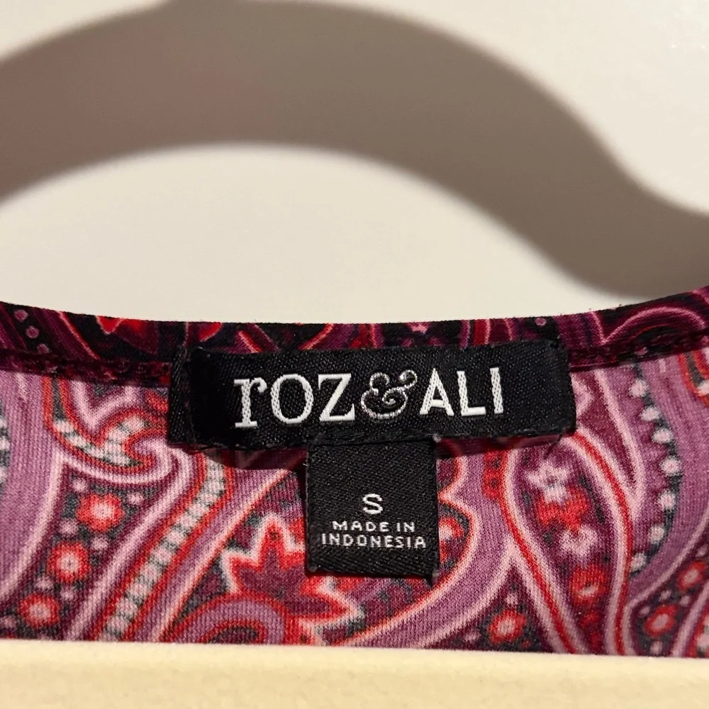 Roz & Ali Burgundy Paisley V-Neck Blouse - Picture 2 of 3